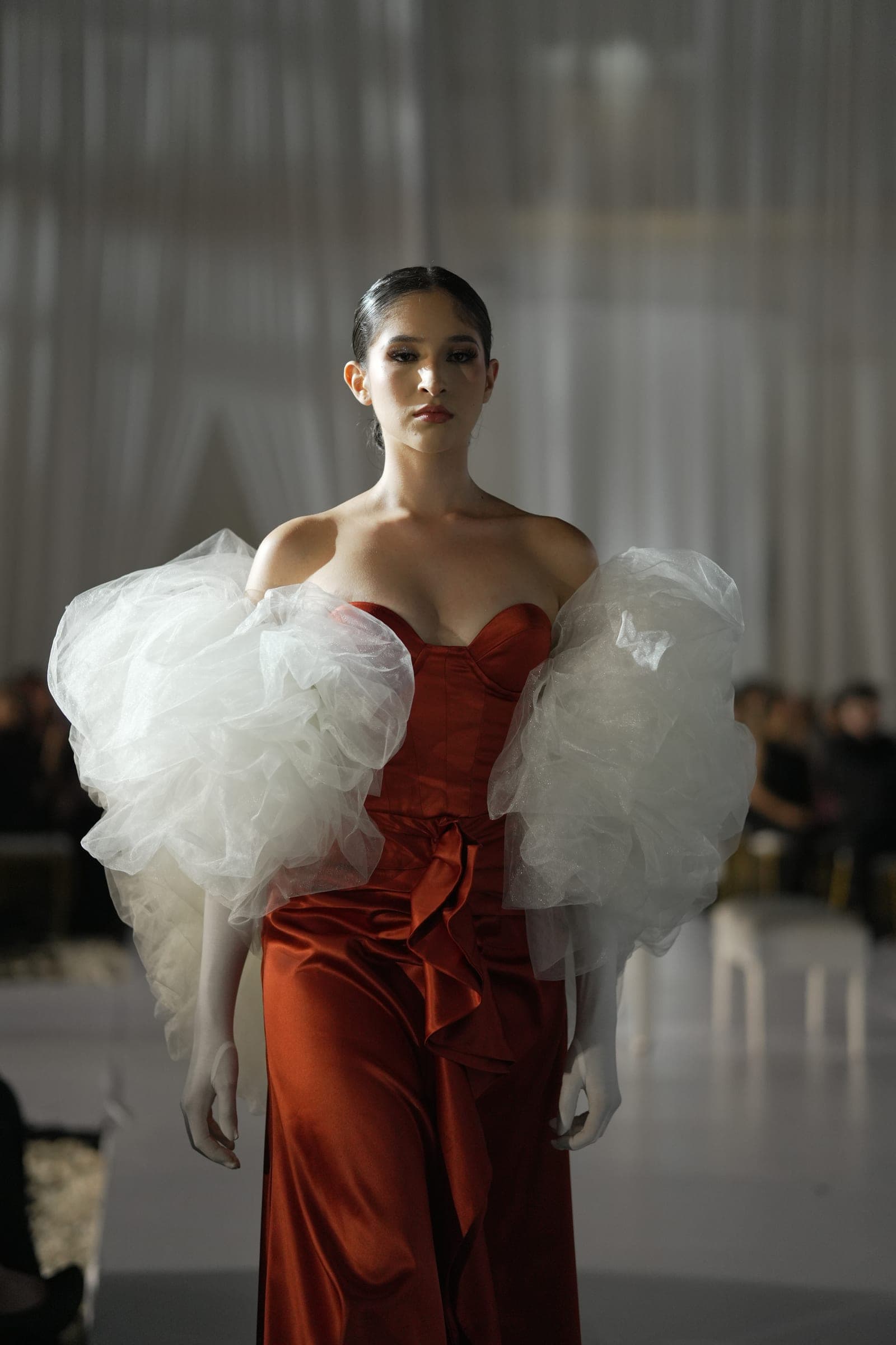 Gabriela Ramírez desfilando en pasarela