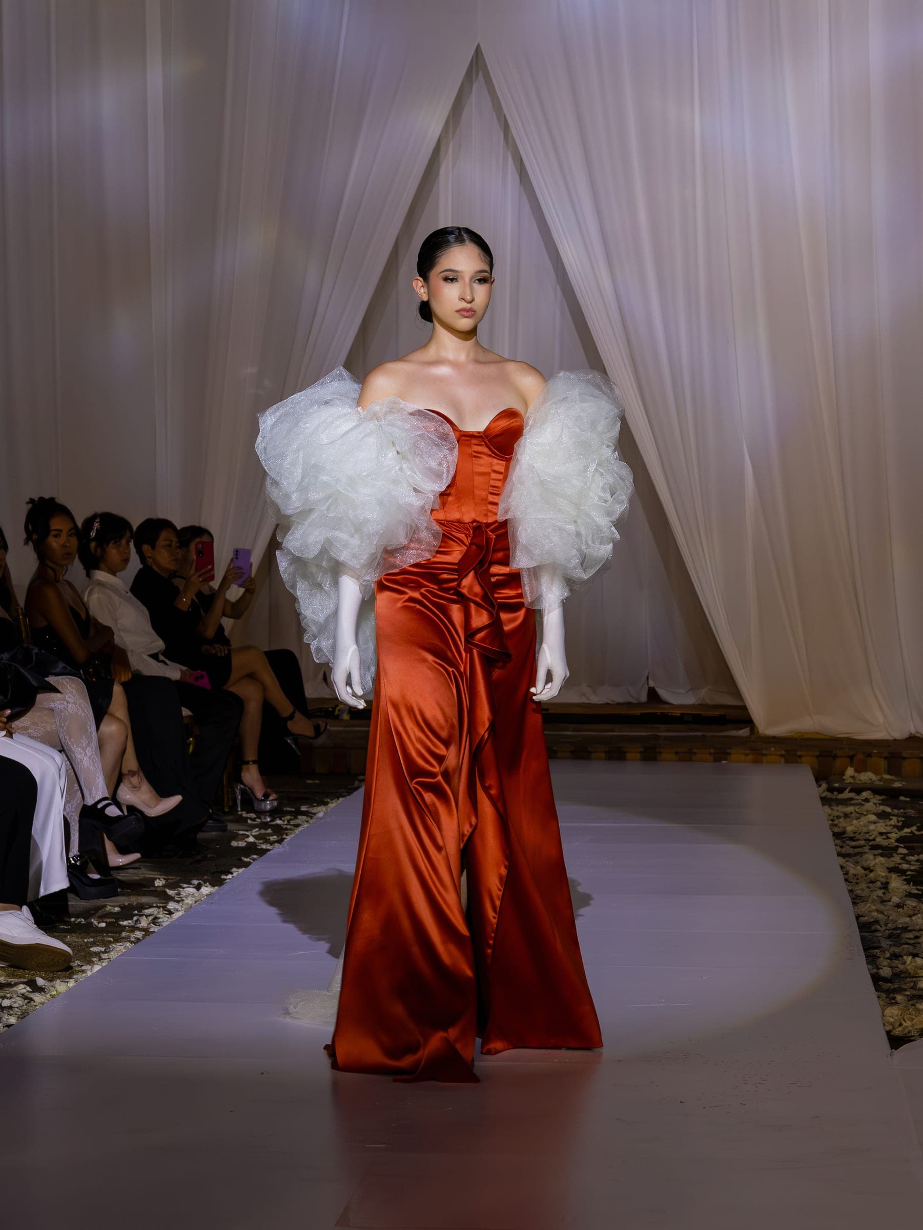 Gabriela Ramírez desfilando en pasarela
